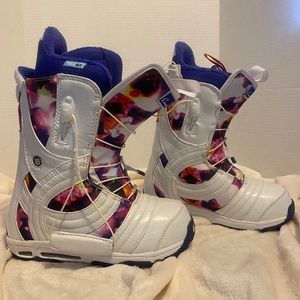 Women's/Girls Burton snowboarding boots